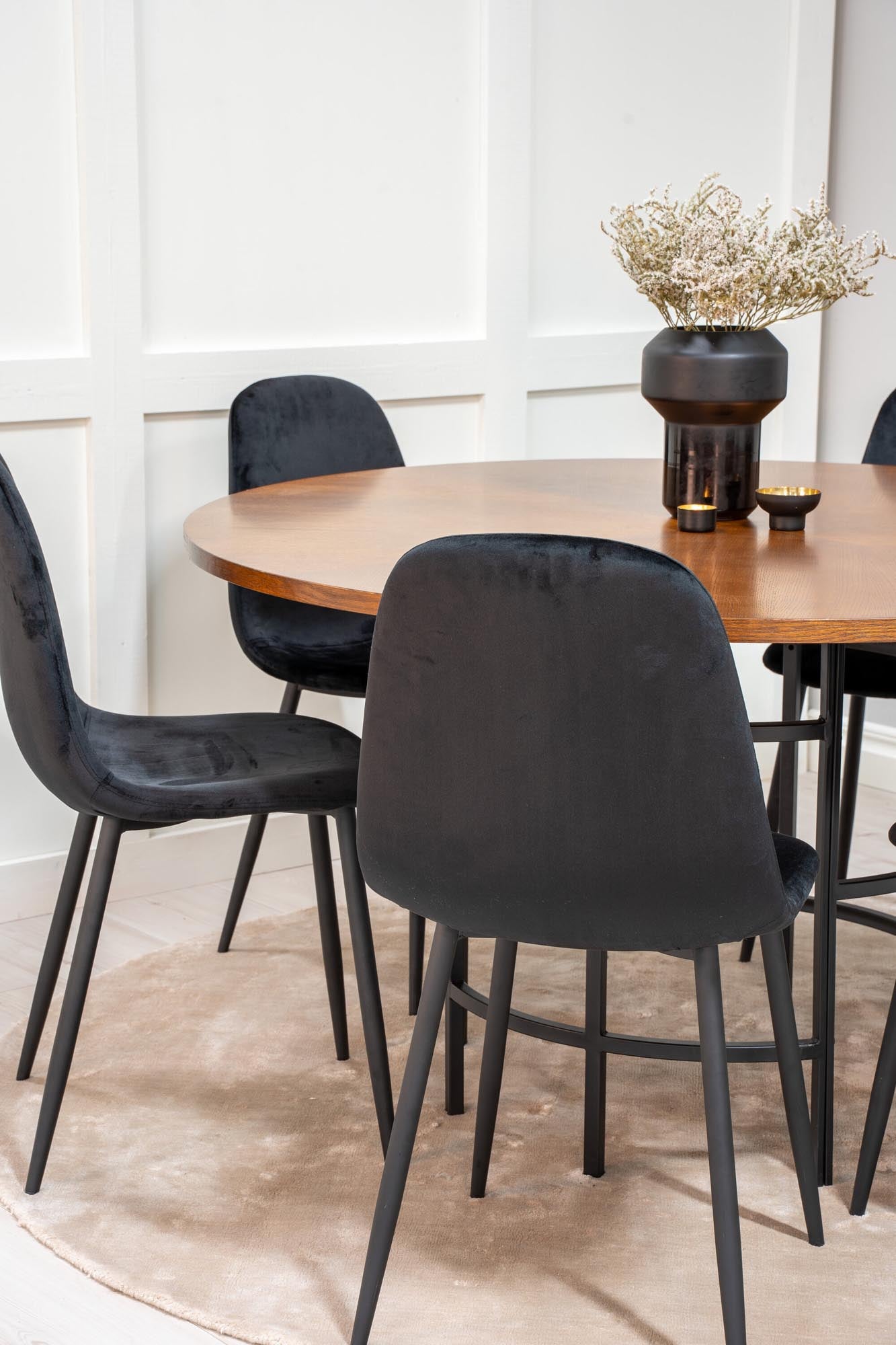 Elegantes Esszimmerset Copenhagen + Polar für 6 Personen. Hochwertiger Esstisch und bequeme Samtstühle schaffen eine einladende Atmosphäre.