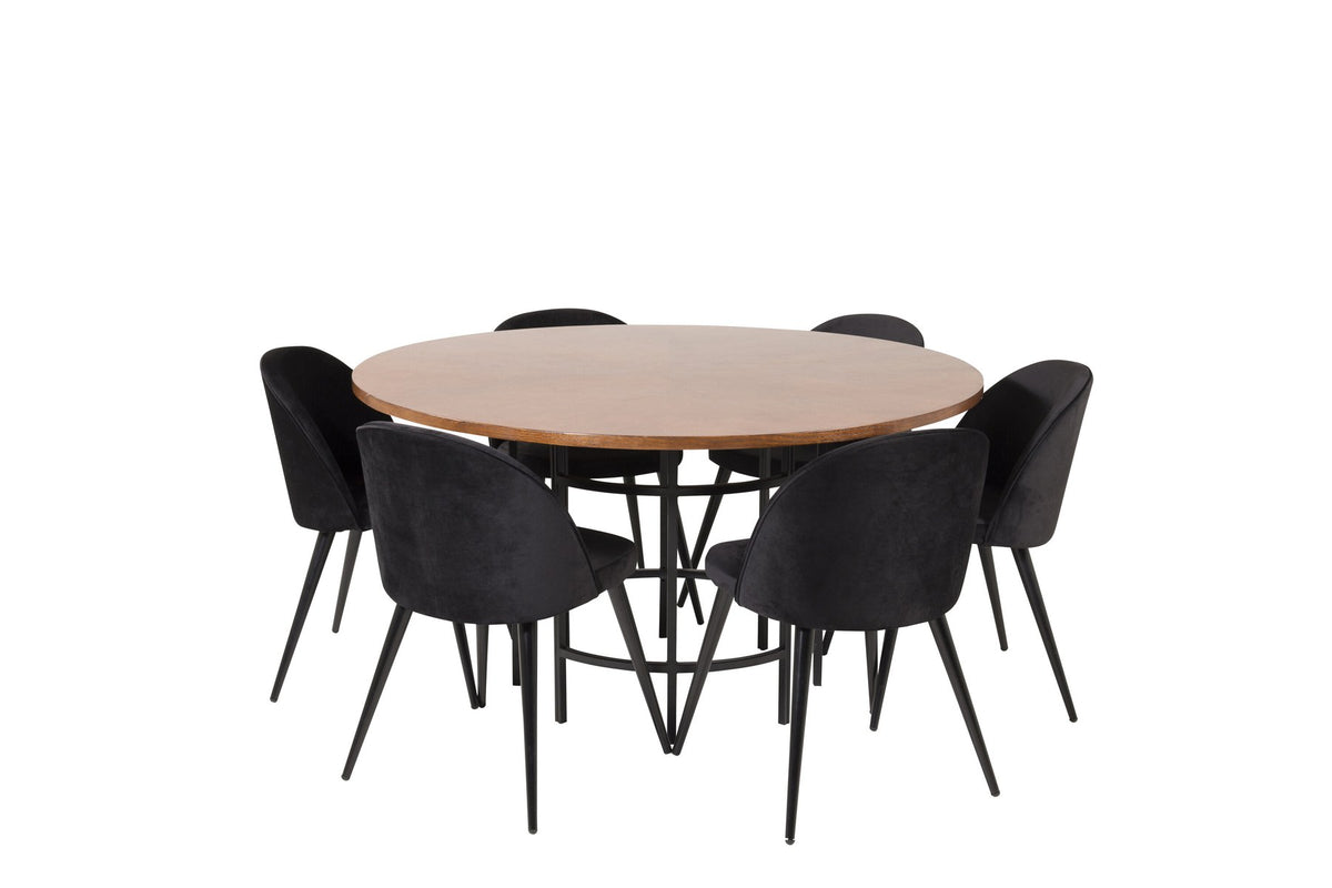 Runder Esstisch ⌀140 cm mit brauner Tischplatte aus MDF und Furnier, Stahlbeine, dazu zwei schwarze Velvet-Stühle mit pulverbeschichtetem Gestell.