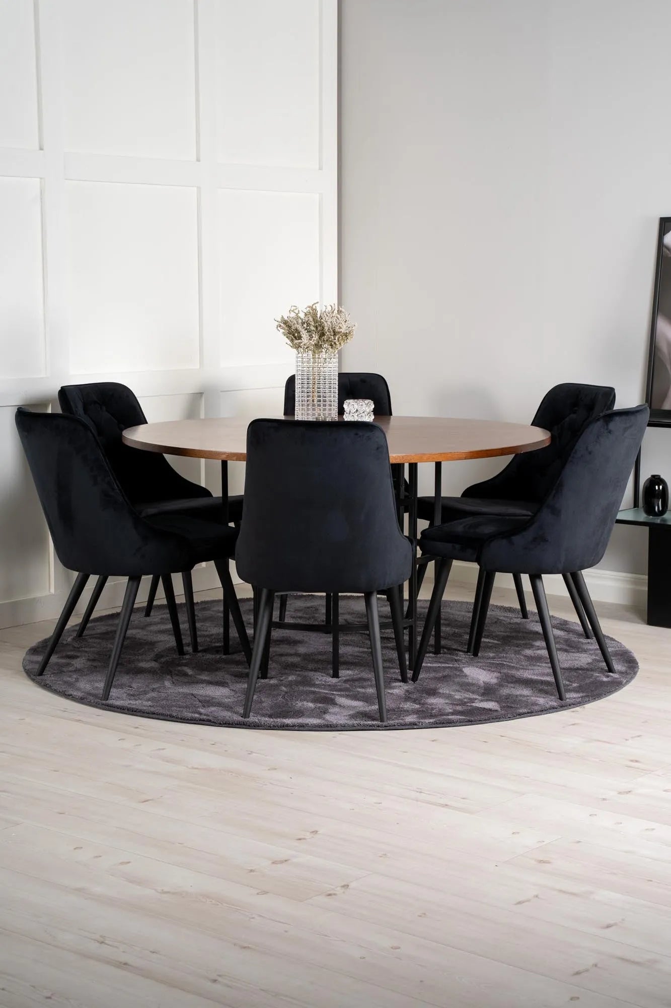 Luxuriöses Esszimmerset: Skandinavische Eleganz mit Samtkomfort.