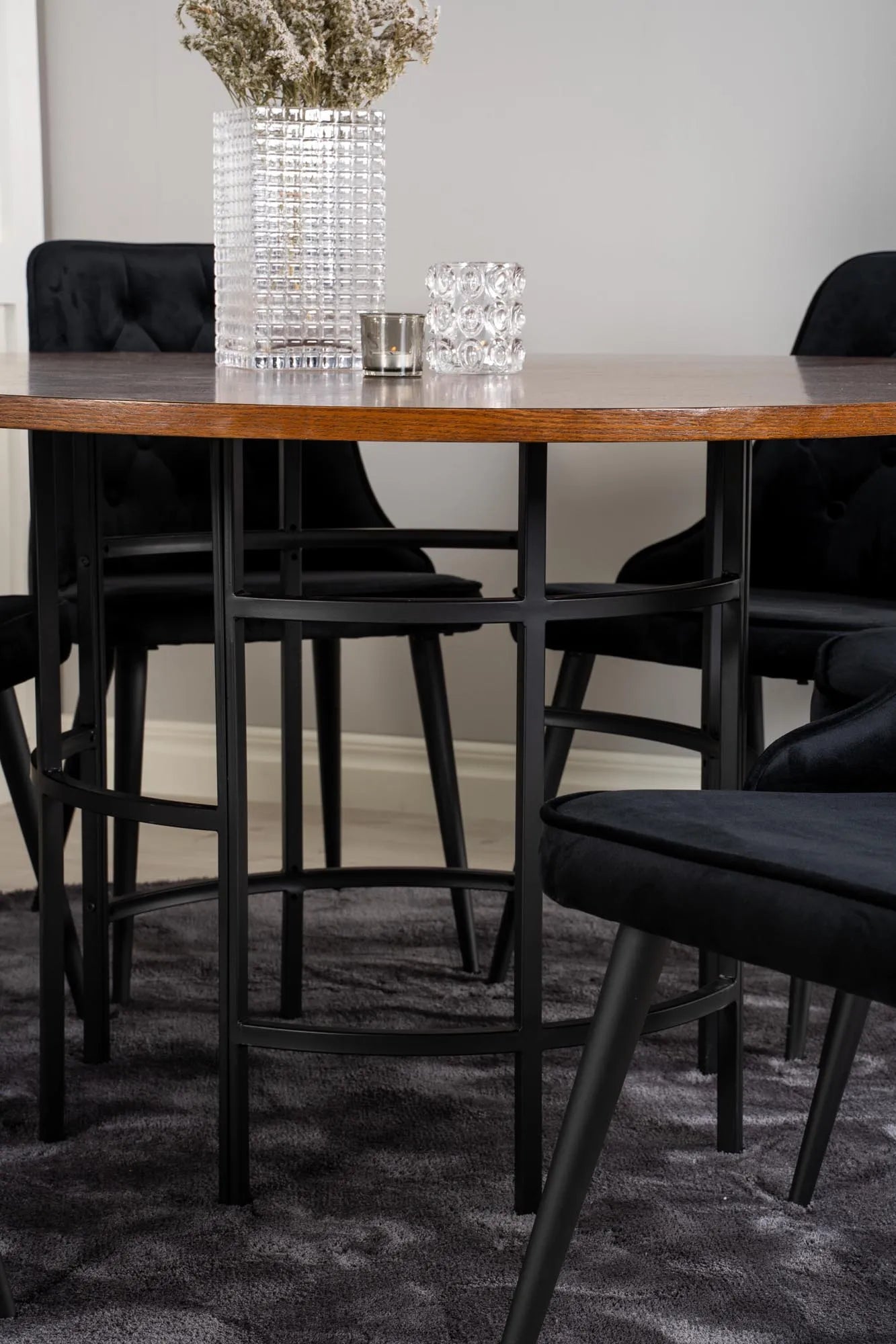 Elegantes Esszimmerset mit Samtstühlen für stilvolle Mahlzeiten.