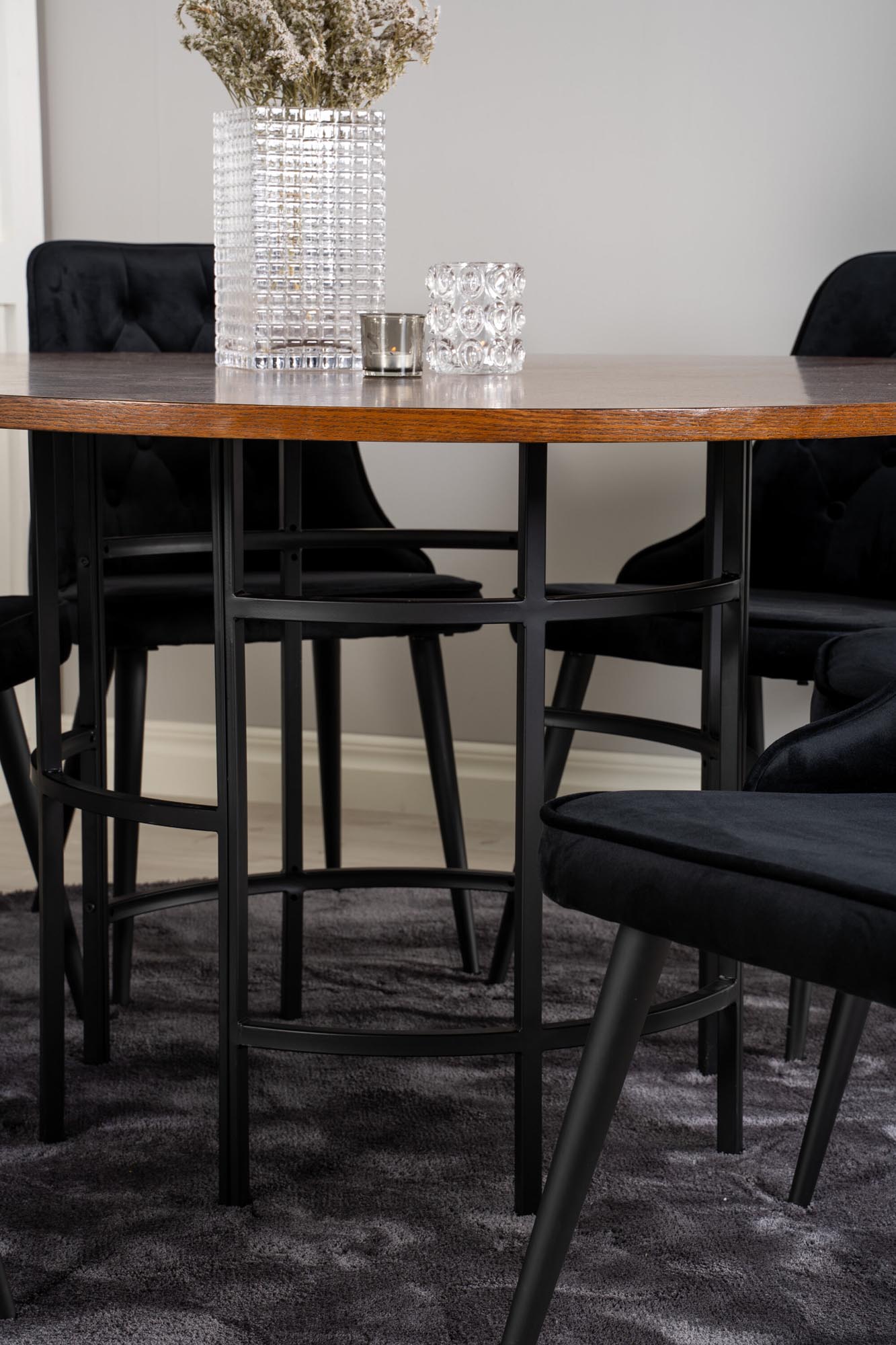 Elegantes Esszimmerset mit Samtstühlen für stilvolle Mahlzeiten.