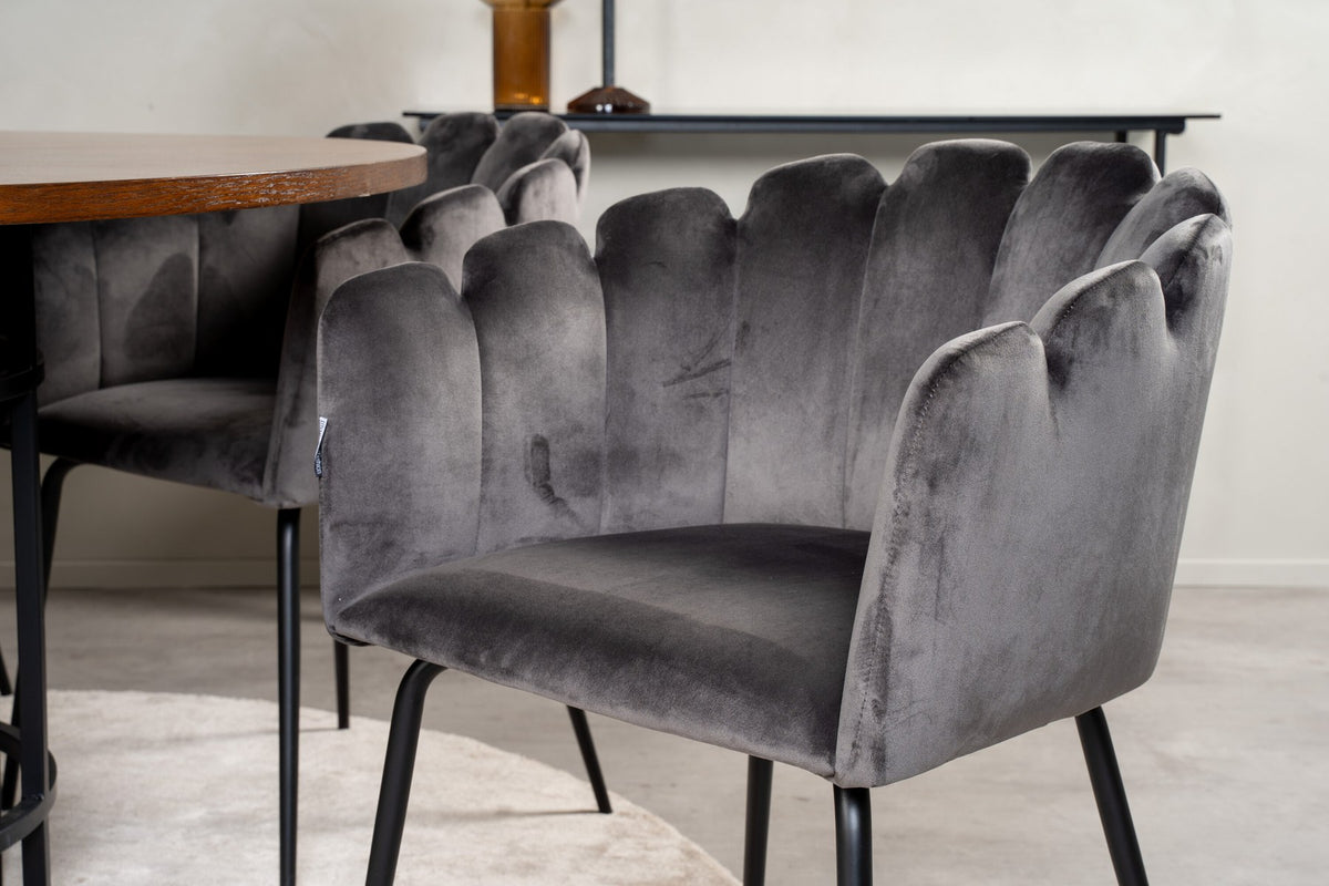 Rundes Esszimmerset Copenhagen von Venture Home mit Tisch aus MDF, Stahl und Furnier sowie Stühlen mit schwarzer Pulverbeschichtung.