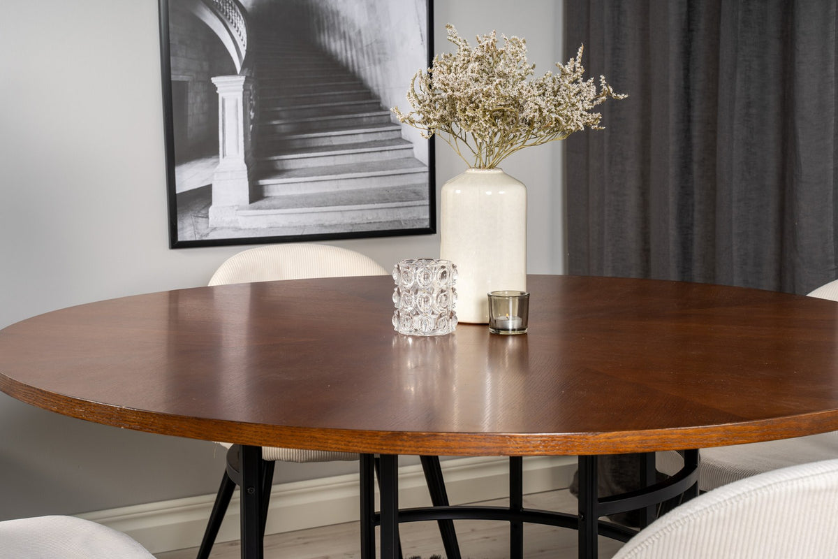 Esstisch Copenhagen mit brauner MDF-Furnier-Platte, Stahlbeinen und cremefarbenen Velvet-Stühlen mit schwarzem, pulverbeschichtetem Gestell.