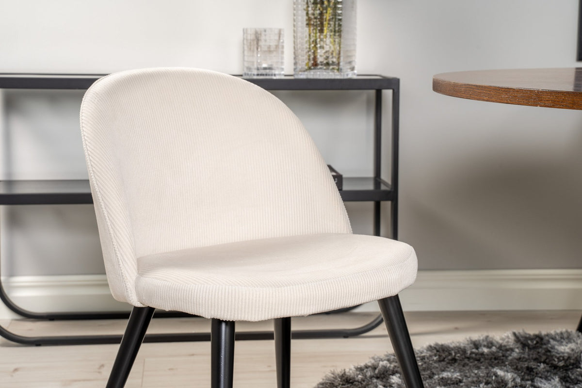 Esstisch Copenhagen mit brauner MDF-Furnier-Platte, Stahlbeinen und cremefarbenen Velvet-Stühlen mit schwarzem, pulverbeschichtetem Gestell.