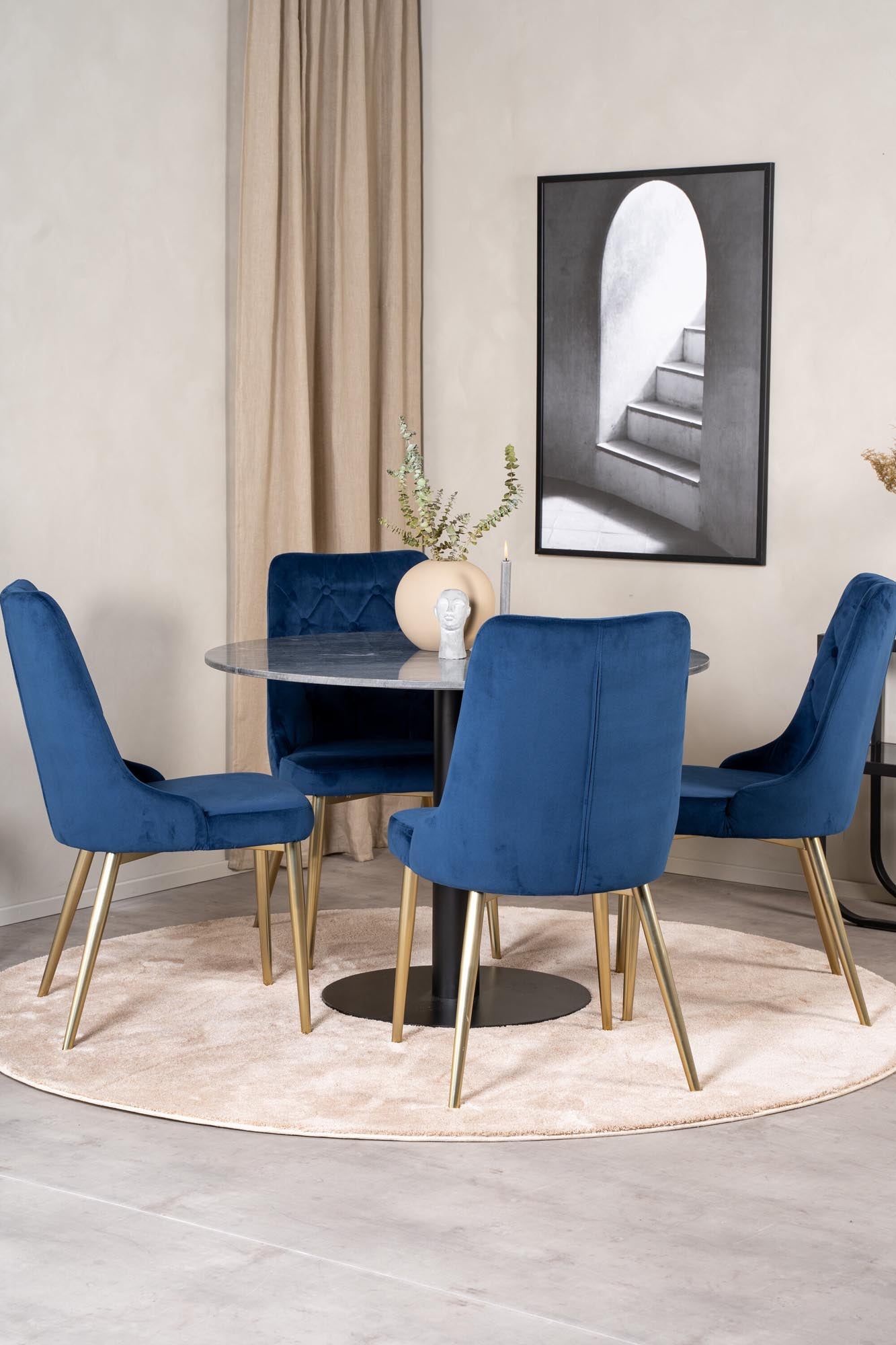 Elegantes Esszimmerset mit Marmortisch und Samtstühlen. Ideal für gesellige Abende und stilvolle Anlässe in Ihrem Zuhause.