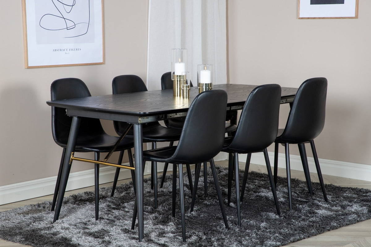 Rechteckiger Esstisch mit schwarzer MDF-Tischplatte und Stahlgestell, dazu zwei schwarze Esszimmerstühle mit gepolsterter Sitzfläche.
