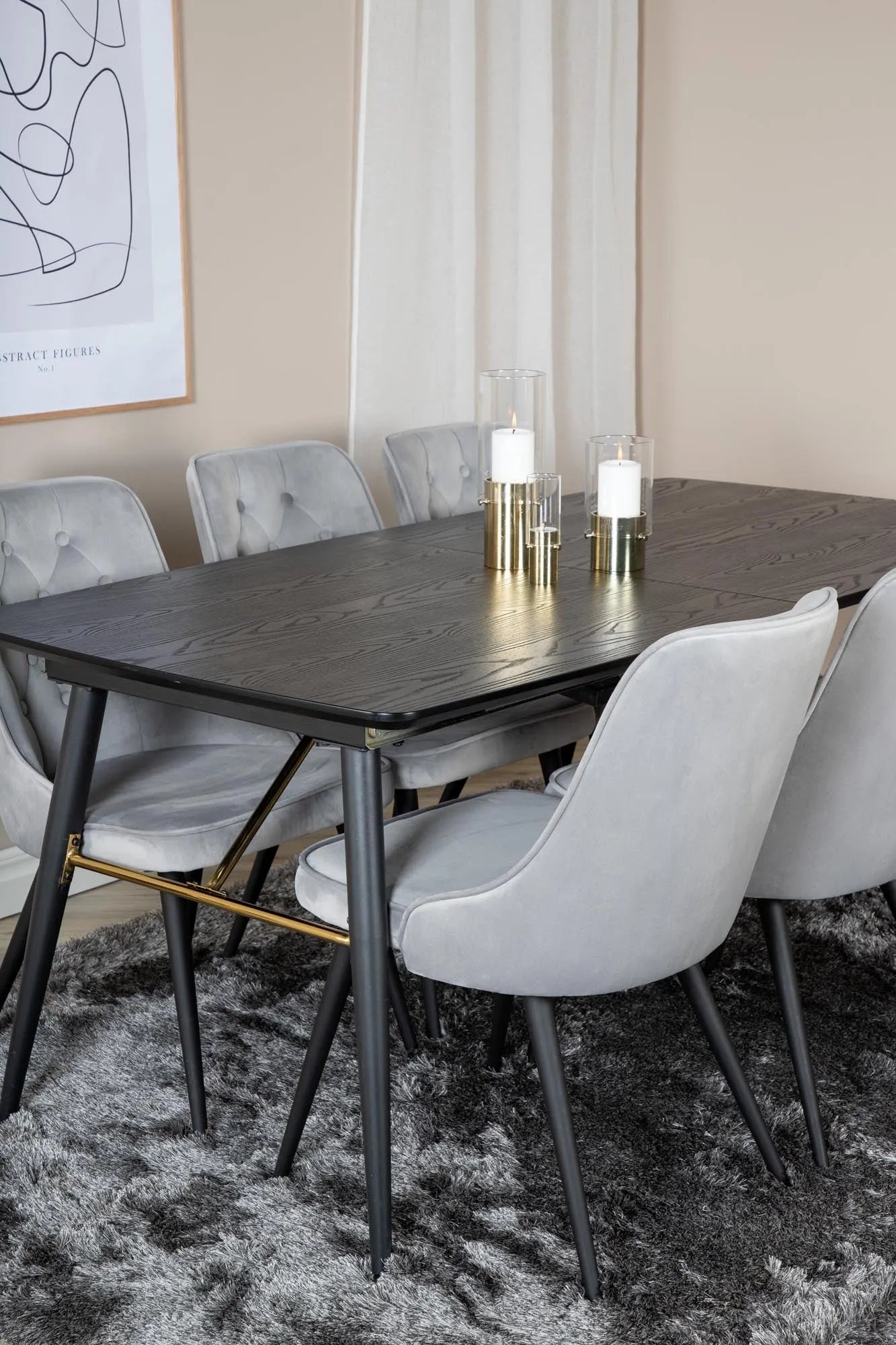 Elegantes Gold Esszimmerset mit ausziehbarem Tisch und Samtstühlen.
