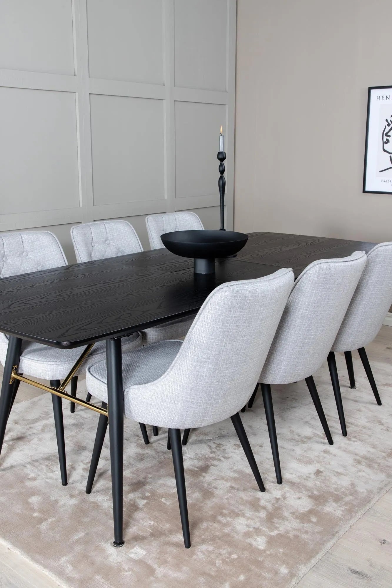 Luxuriöses Esszimmerset mit ausziehbarem Tisch und Samtstühlen.