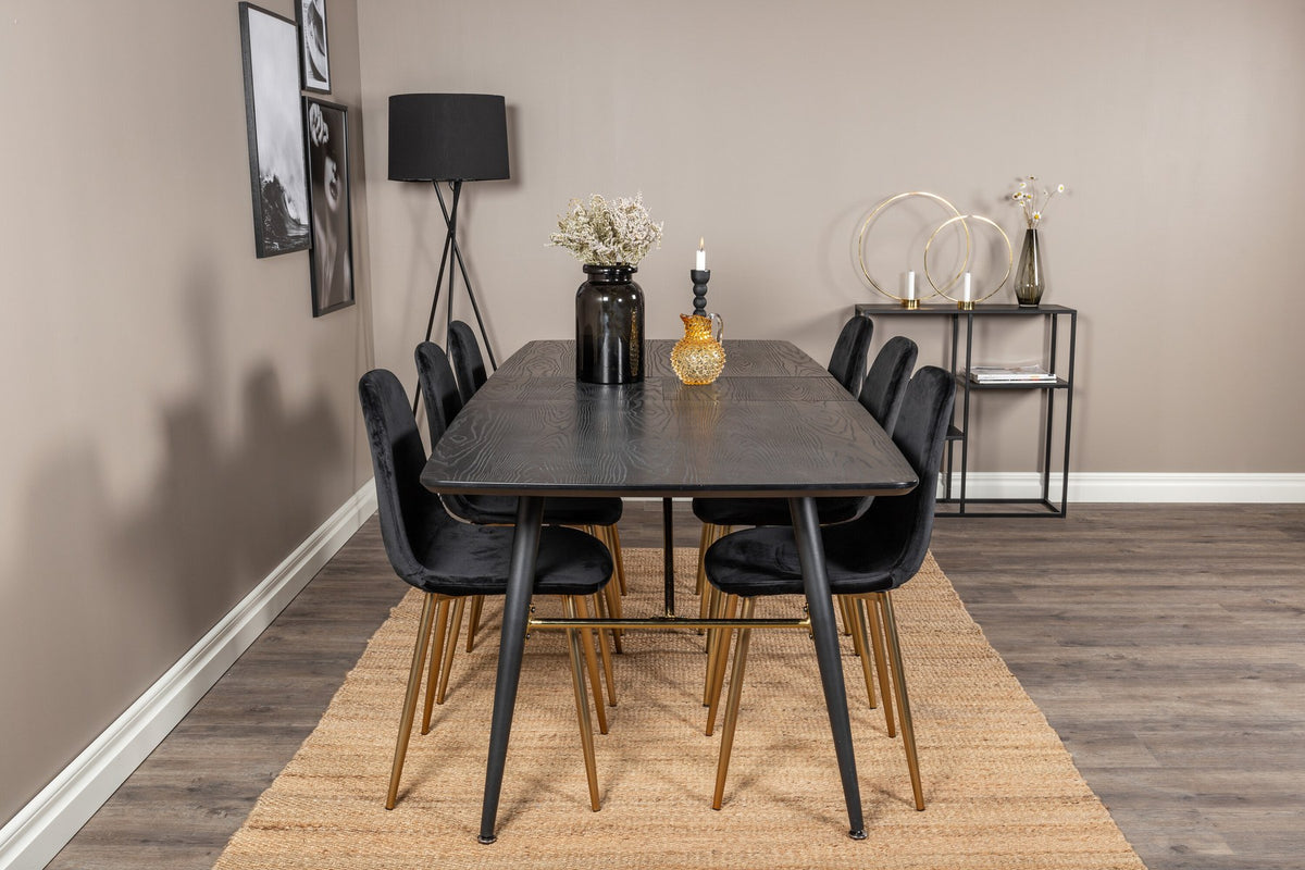 Rechteckiger Esstisch mit schwarzer MDF-Tischplatte und Stahlgestell, dazu zwei schwarze Esszimmerstühle mit gepolsterter Sitzfläche.