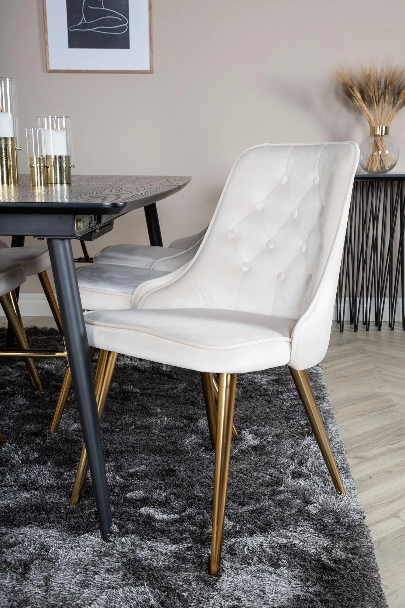 Elegantes Esszimmerset mit Goldakzenten, ausziehbar, 6 Velvet-Stühle.