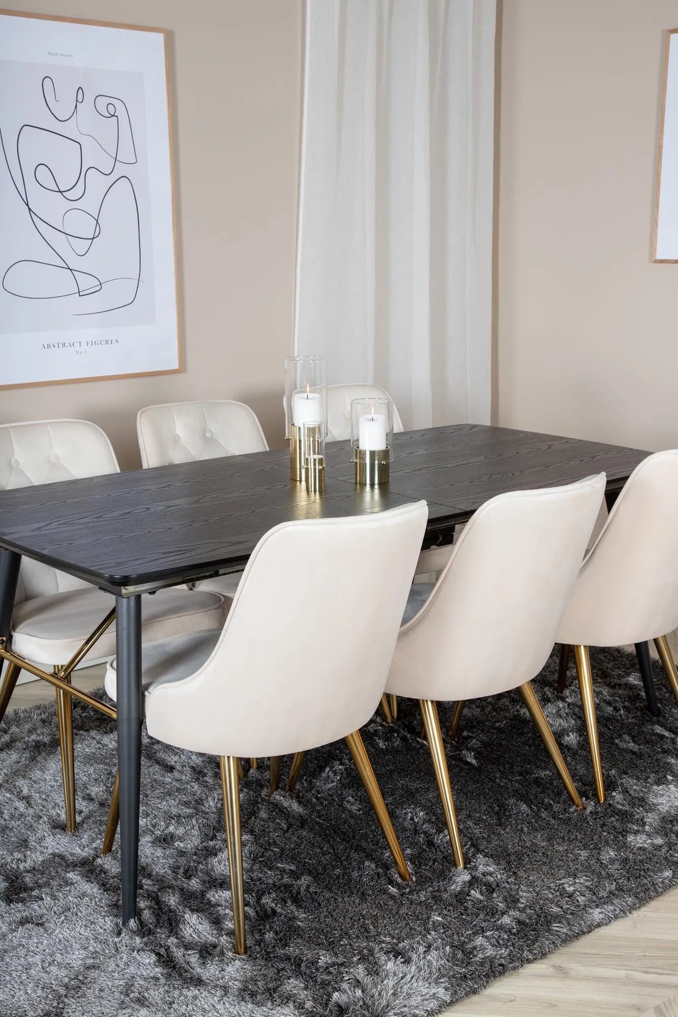 Stilvolles Esszimmerset mit goldenen Details und samtigen Stühlen.