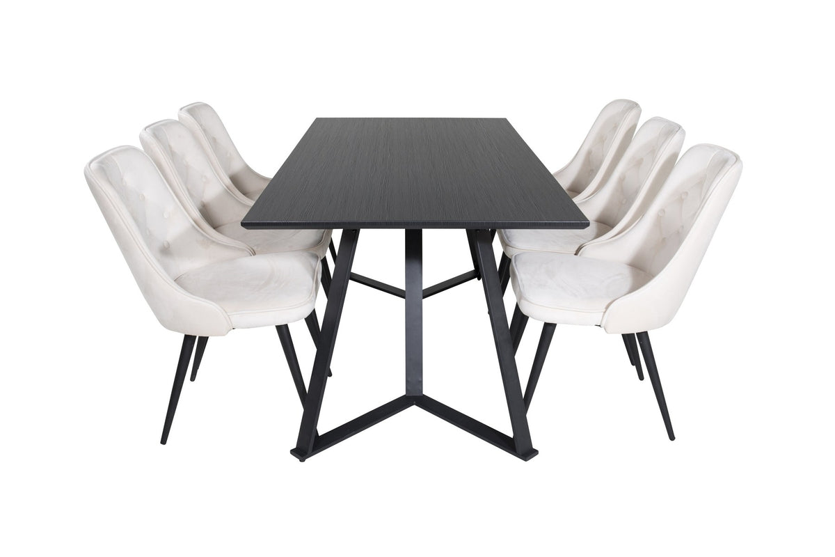 Rechteckiger Esstisch aus MDF mit schwarzer Tischplatte und Stahlbeinen, daneben zwei gepolsterte Esszimmerstühle in Beige mit schwarzem Gestell.