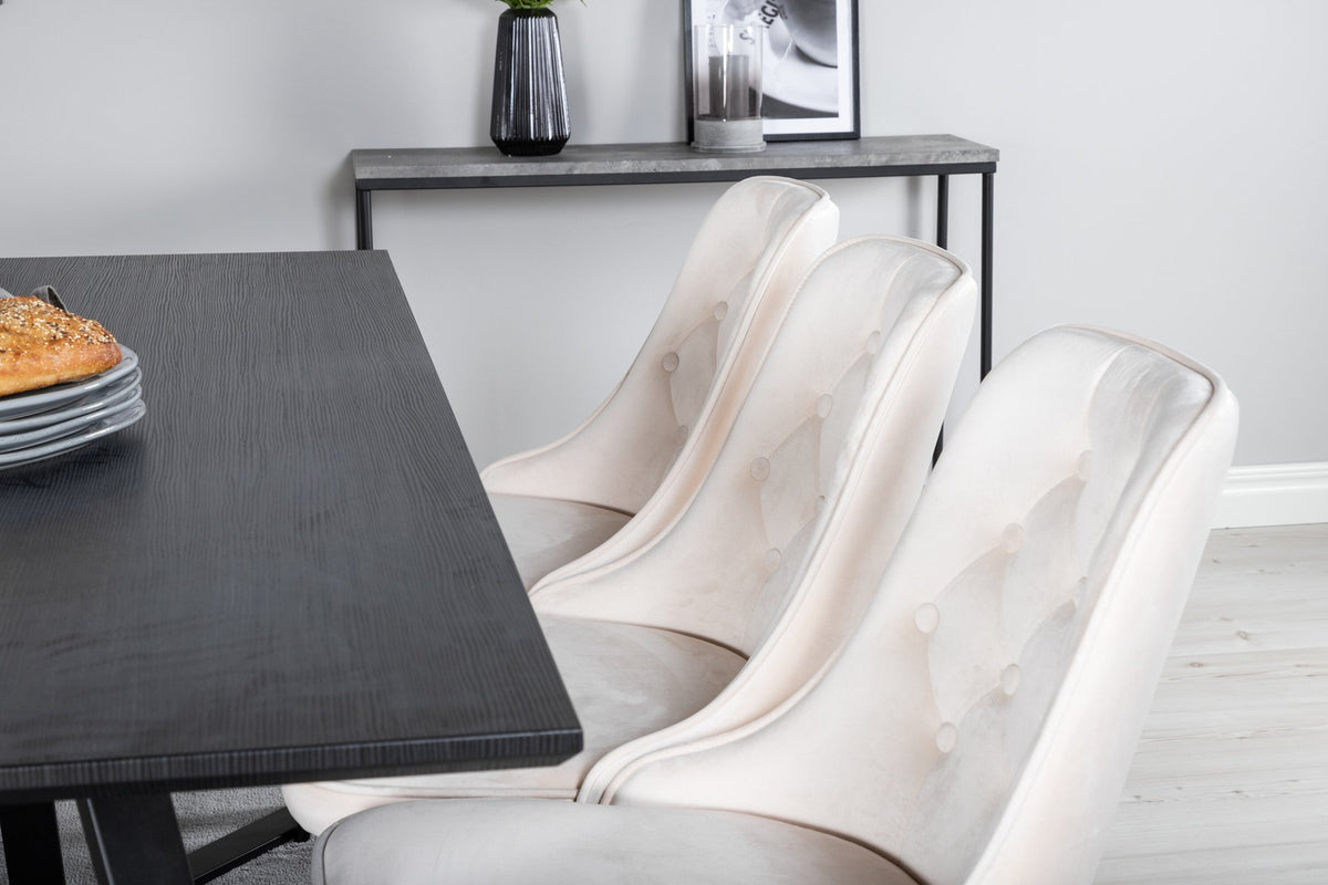 Rechteckiger Esstisch aus MDF mit schwarzer Tischplatte und Stahlbeinen, daneben zwei gepolsterte Esszimmerstühle in Beige mit schwarzem Gestell.