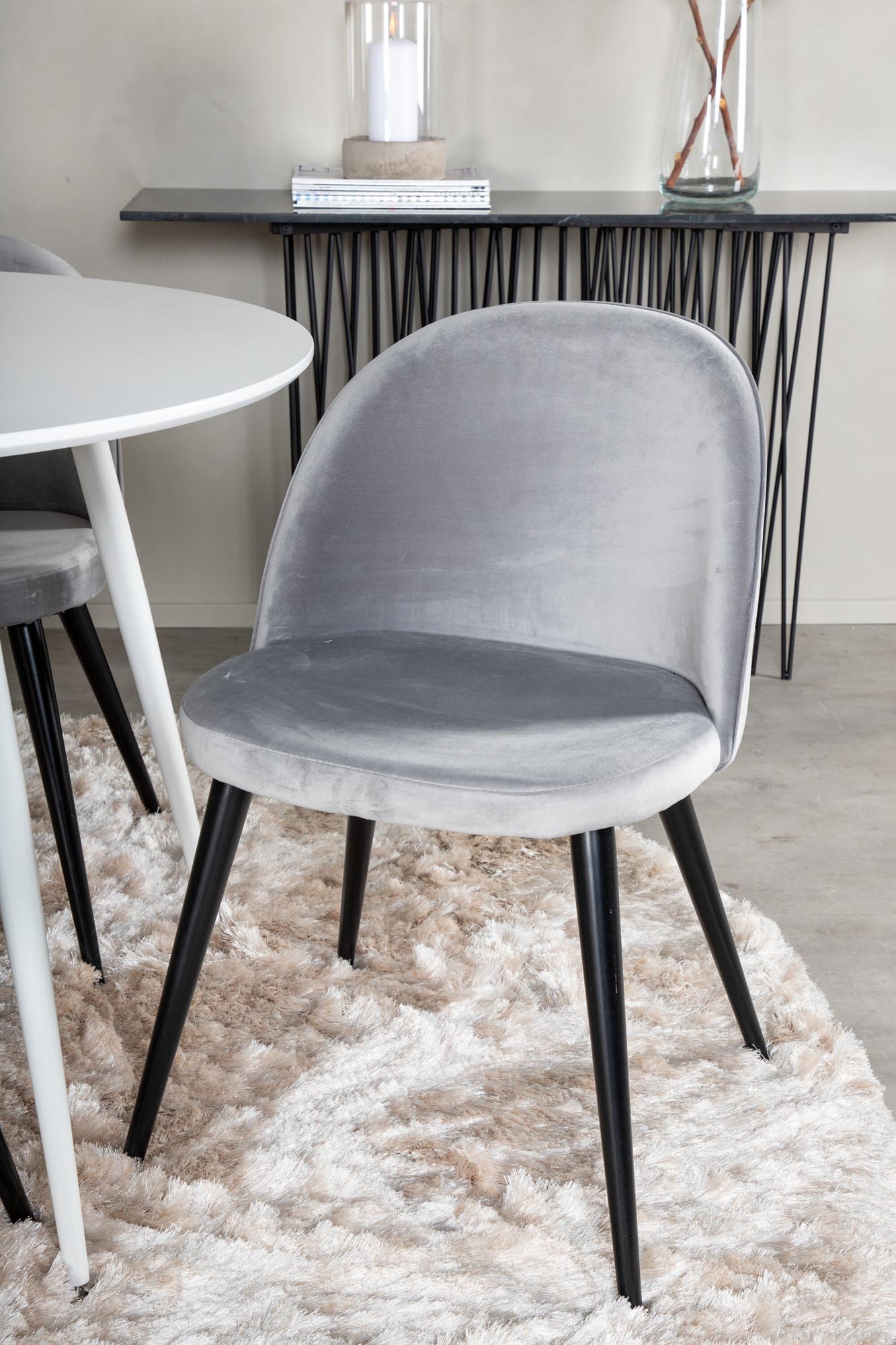 Plaza Esszimerset + Velvet ⌀100cm/4St. in Weiss / Grau / Schwarz  präsentiert im Onlineshop von KAQTU Design AG. Esszimmerset ist von Venture Home
