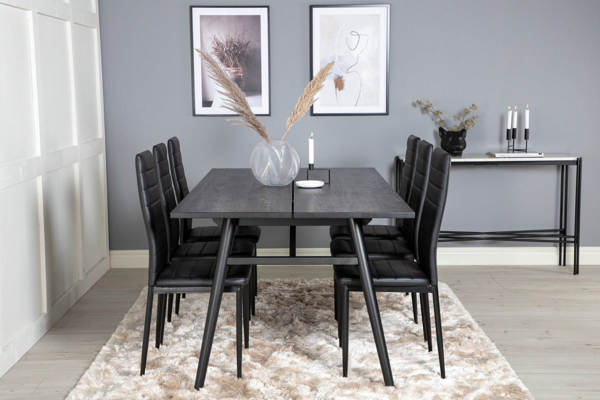 Rechteckiger Esstisch mit schwarzer Eichenplatte und Stahlbeinen, dazu zwei Stühle mit schwarz pulverbeschichtetem Gestell, Esszimmerset von Venture Home.