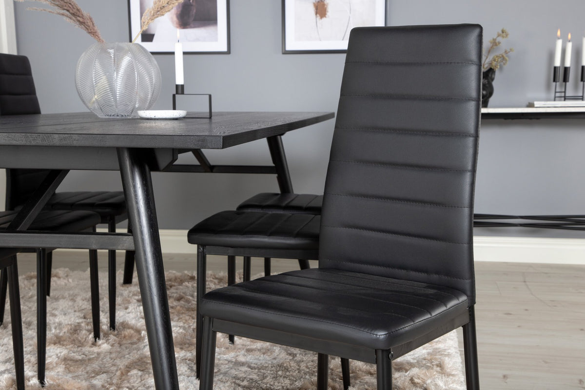 Rechteckiger Esstisch mit schwarzer Eichenplatte und Stahlbeinen, dazu zwei Stühle mit schwarz pulverbeschichtetem Gestell, Esszimmerset von Venture Home.