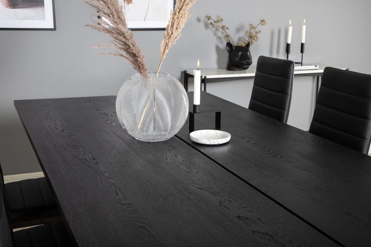Rechteckiger Esstisch mit schwarzer Eichenplatte und Stahlbeinen, dazu zwei Stühle mit schwarz pulverbeschichtetem Gestell, Esszimmerset von Venture Home.