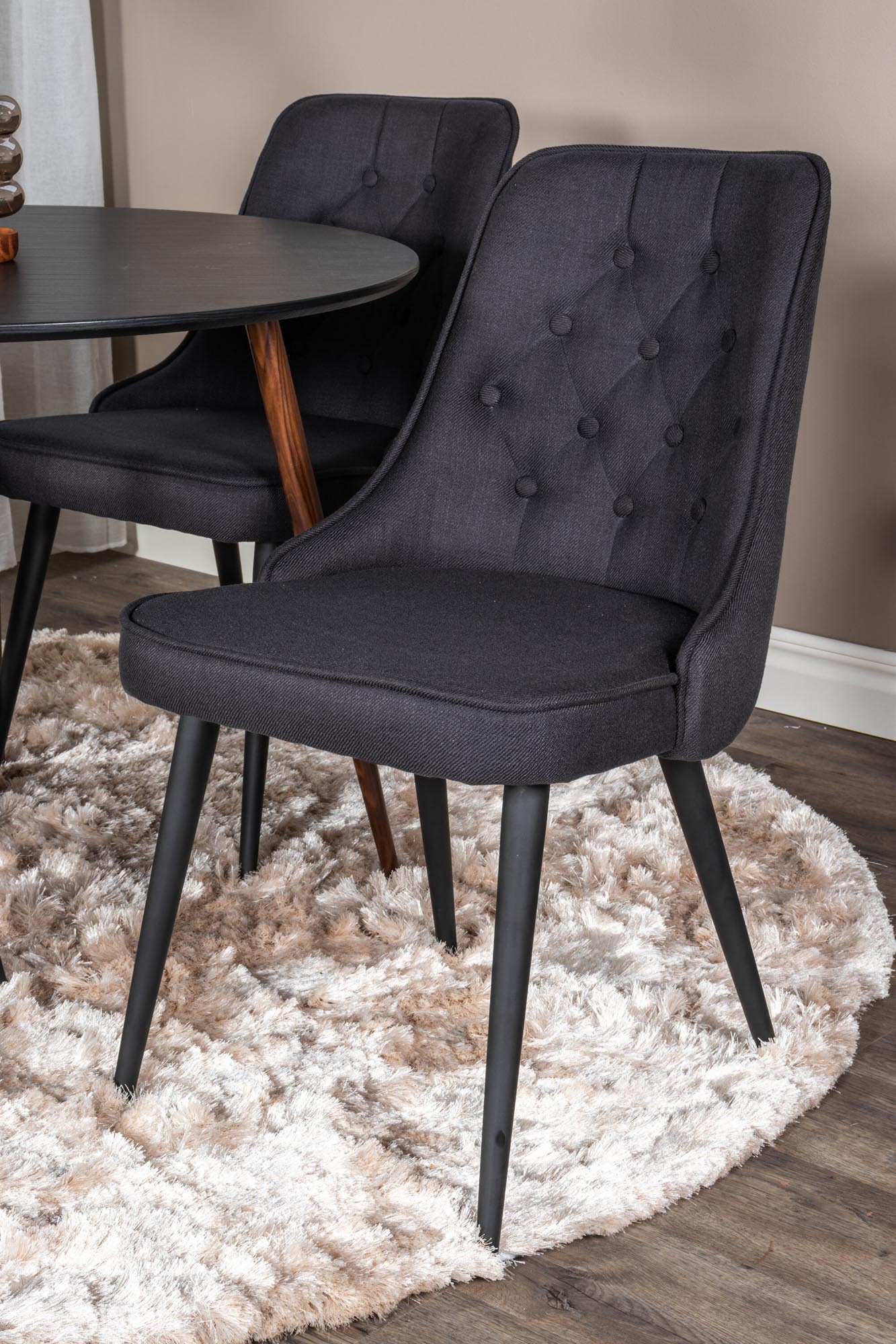Entdecken Sie das Plaza Esszimerset + Velvet Deluxe von Venture Home: Ein stilvoller runder Esstisch mit luxuriösen Stühlen, perfekt für gesellige Anlässe.