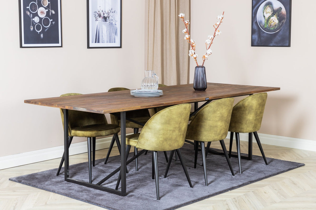 Schwarzes Esszimmerset Padang mit Teak-Tischplatte, Stahlgestell und gepolsterten Velvet-Stühlen mit schwarzem Samtbezug.