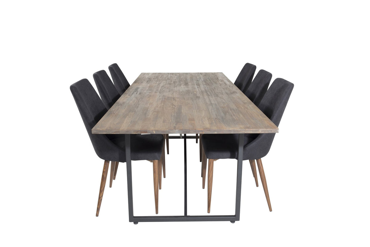 Zwei schwarze Esszimmerstühle mit Stahlgestell und Polsterbezug sowie rechteckiger Esstisch aus Teakholz mit Stahlbeinen, Farbe Natur.