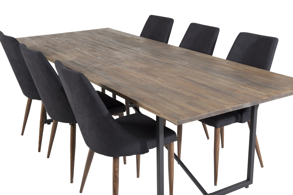 Zwei schwarze Esszimmerstühle mit Stahlgestell und Polsterbezug sowie rechteckiger Esstisch aus Teakholz mit Stahlbeinen, Farbe Natur.