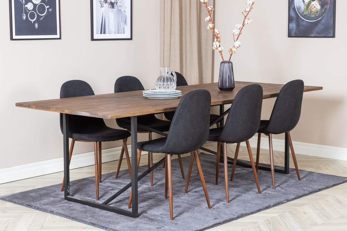 Esstisch mit Teak-Tischplatte in Natur und Stahlgestell, dazu Stühle mit schwarzem Stahlrahmen und grauem Polyester-Samt-Bezug.