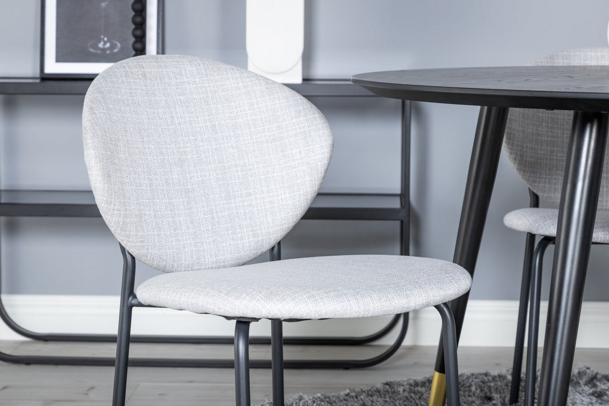 Schwarzes Esszimmerset Dipp mit Vault Stühlen: Tisch mit MDF-Furnierplatte und Stahlbeinen, Stühle mit Polsterbezug und Stahlgestell.