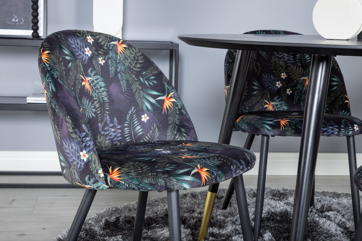 Rundes Dipp Esszimmerset: Esstisch ⌀115 cm mit schwarzem Furnier und schwarzen Beinen, dazu vier Velvet-Stühle mit schwarz-grauem Mikrofaserbezug.