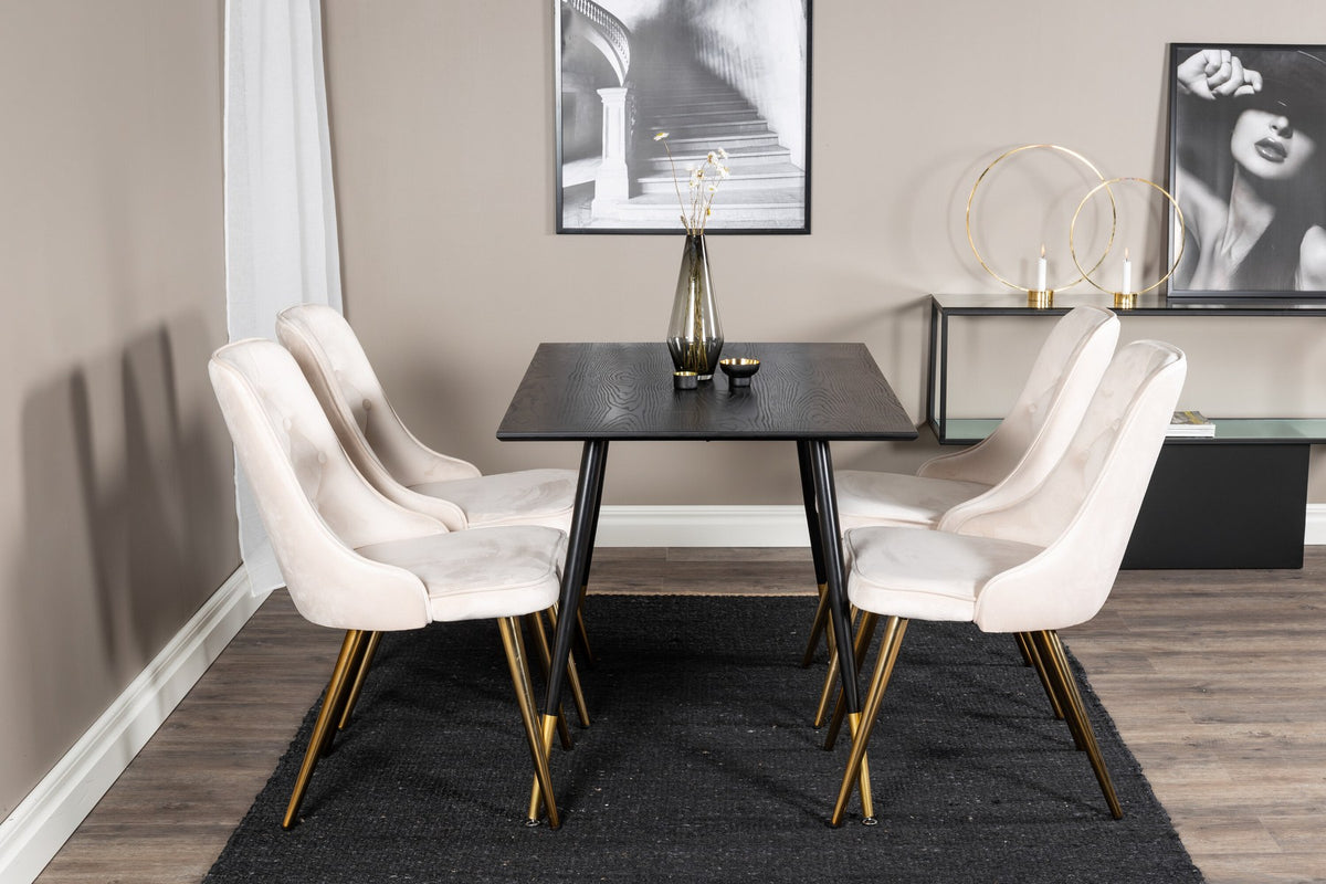Rechteckiger Esstisch mit schwarzer MDF-Tischplatte und Stahlbeinen, daneben zwei gepolsterte Stühle in Beige mit Messing-Gestell.