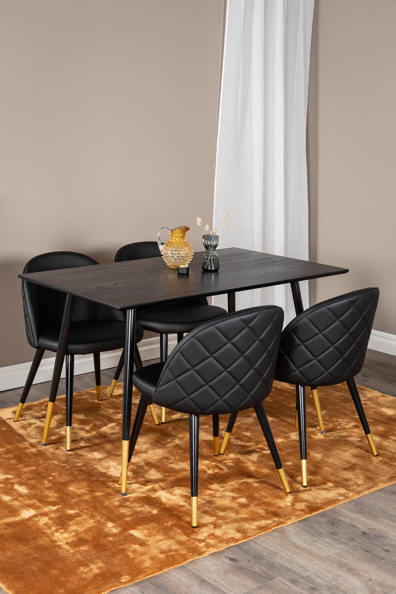 Dipp Esszimmerset + Velvet 120cm/4St. in Schwarz / Gold präsentiert im Onlineshop von KAQTU Design AG. Esszimmerset ist von Venture Home