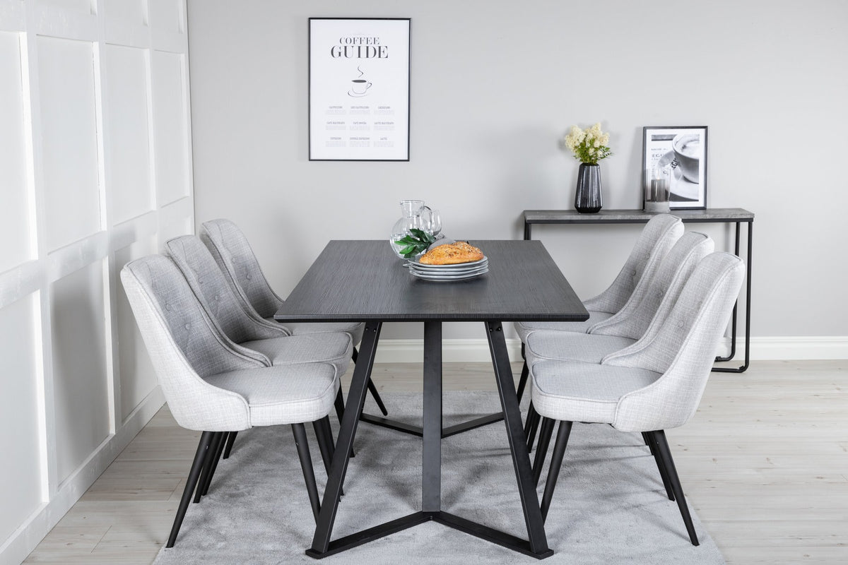 Esszimmerset von Venture Home: rechteckiger Esstisch mit schwarzer MDF-Platte und Stahlgestell, zwei graue Samt-Stühle mit gepolstertem Sitz.