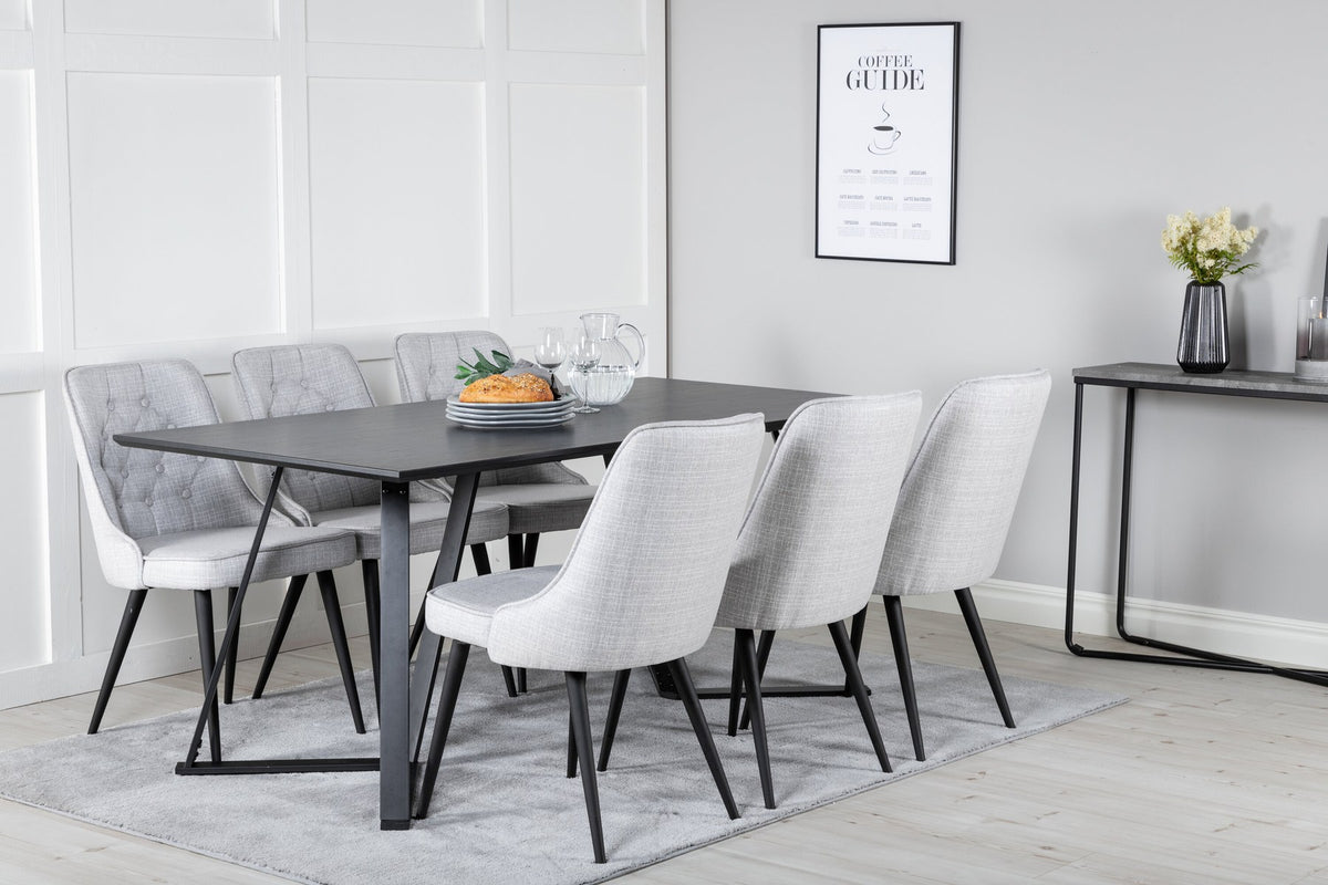 Esszimmerset von Venture Home: rechteckiger Esstisch mit schwarzer MDF-Platte und Stahlgestell, zwei graue Samt-Stühle mit gepolstertem Sitz.