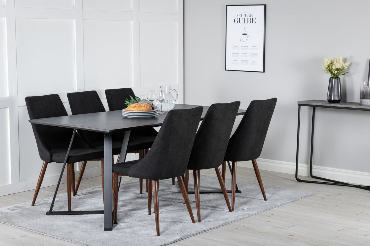 Rechteckiger Esstisch mit schwarzer MDF-Platte und Stahlgestell, kombiniert mit zwei schwarzen Esszimmerstühlen aus MDF und Stahl.