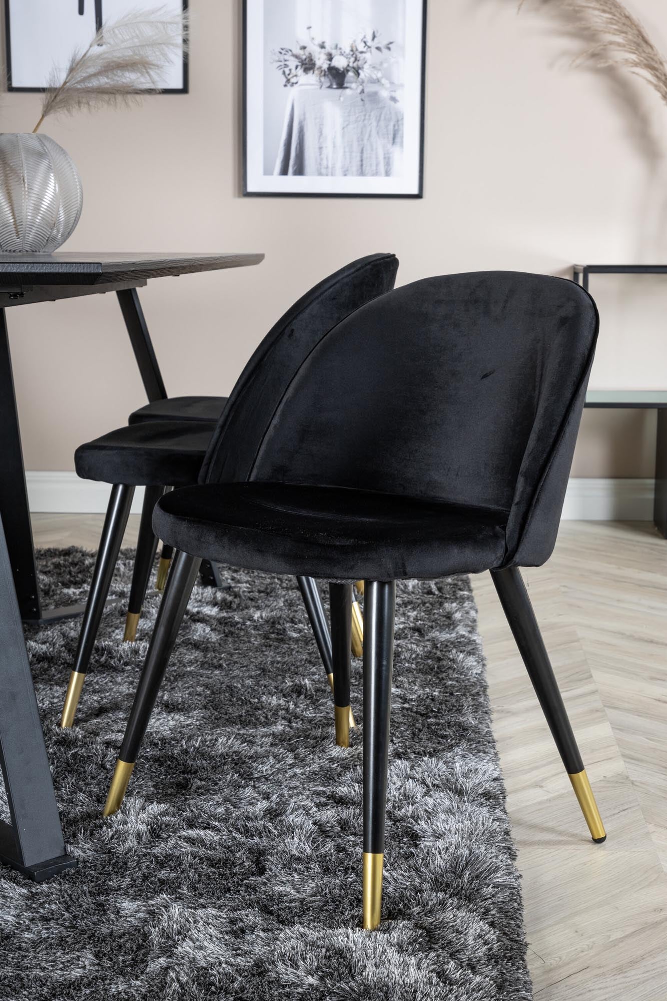 Elegantes Marina Esszimmerset Velvet: Komfort und Stil vereint.