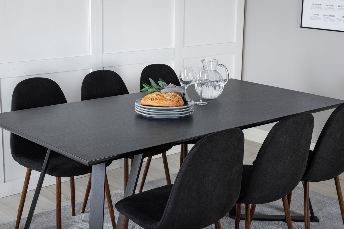 Schwarzes Esszimmerset Marina Polar: MDF-Tischplatte mit Stahlgestell und sechs Stühle mit Stahlgestell und beschichteter Sitzfläche.