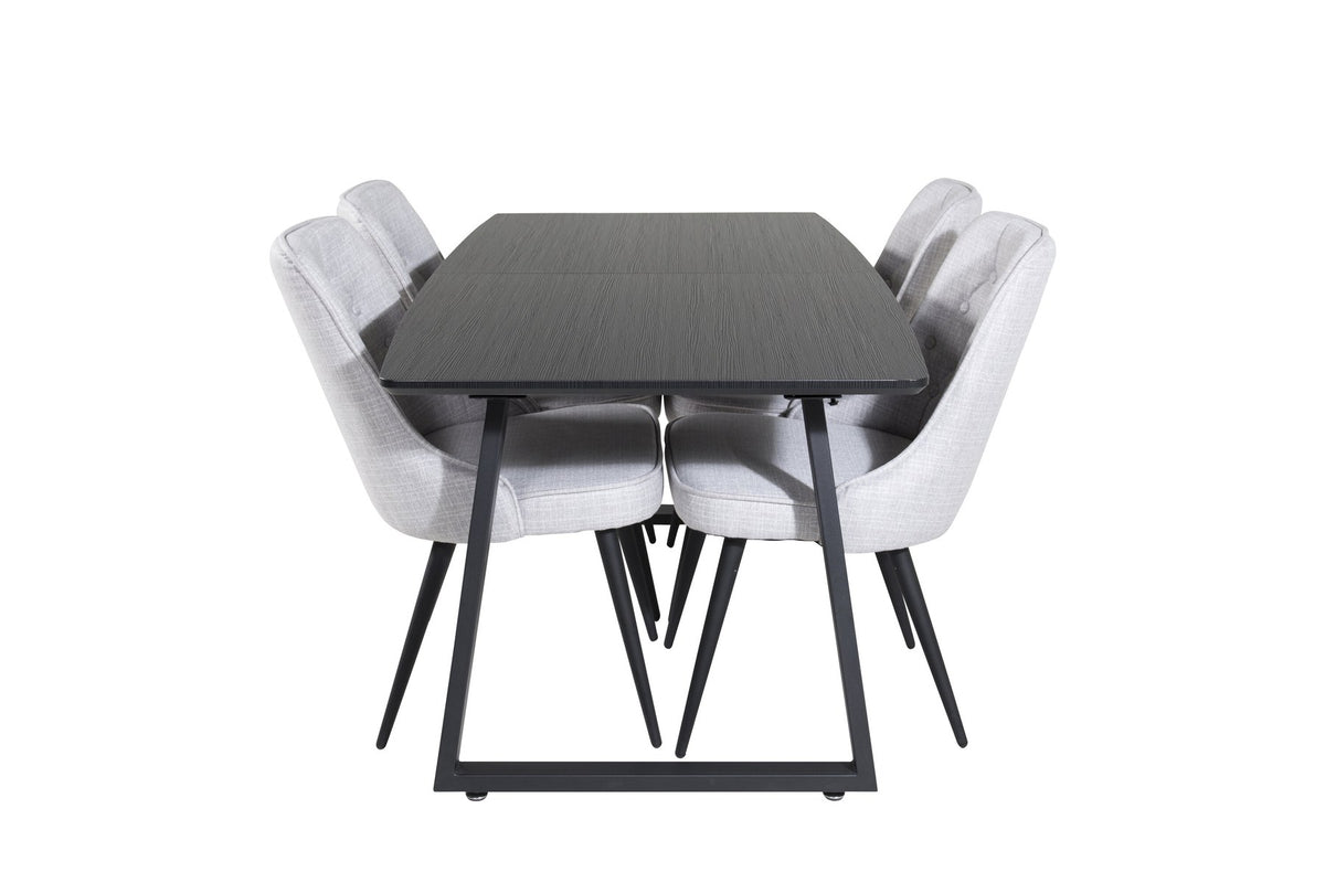 Rechteckiger Esstisch Inca in Schwarz mit ausziehbarer MDF-Platte und Stahlbeinen, daneben zwei gepolsterte Velvet-Esszimmerstühle in Grau von Venture Home.