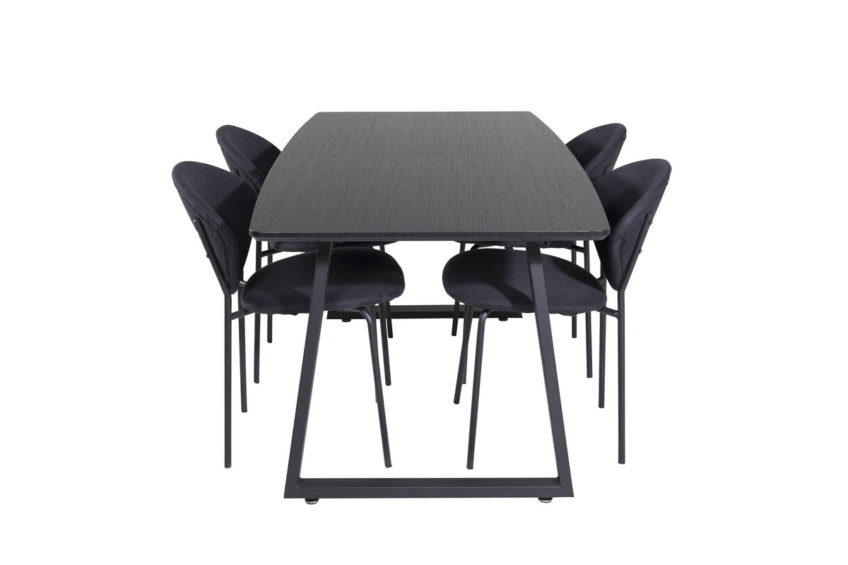 Zwei schwarze Esszimmerstühle aus MDF und Stahl neben einem rechteckigen Esstisch mit schwarzer Tischplatte und Stahlbeinen.