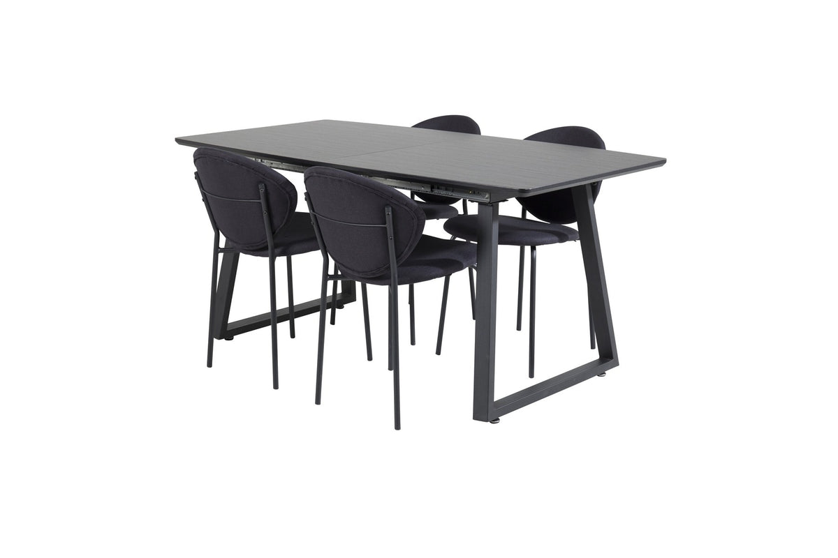 Zwei schwarze Esszimmerstühle aus MDF und Stahl neben einem rechteckigen Esstisch mit schwarzer Tischplatte und Stahlbeinen.