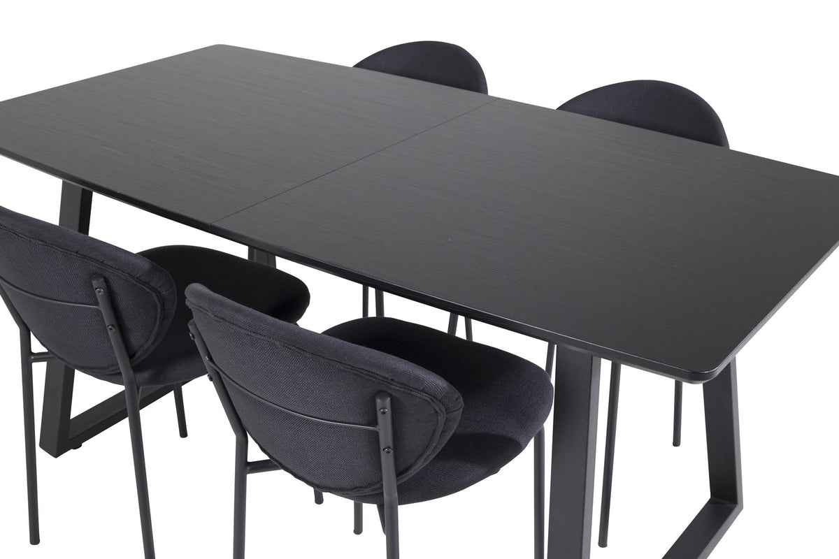 Zwei schwarze Esszimmerstühle aus MDF und Stahl neben einem rechteckigen Esstisch mit schwarzer Tischplatte und Stahlbeinen.