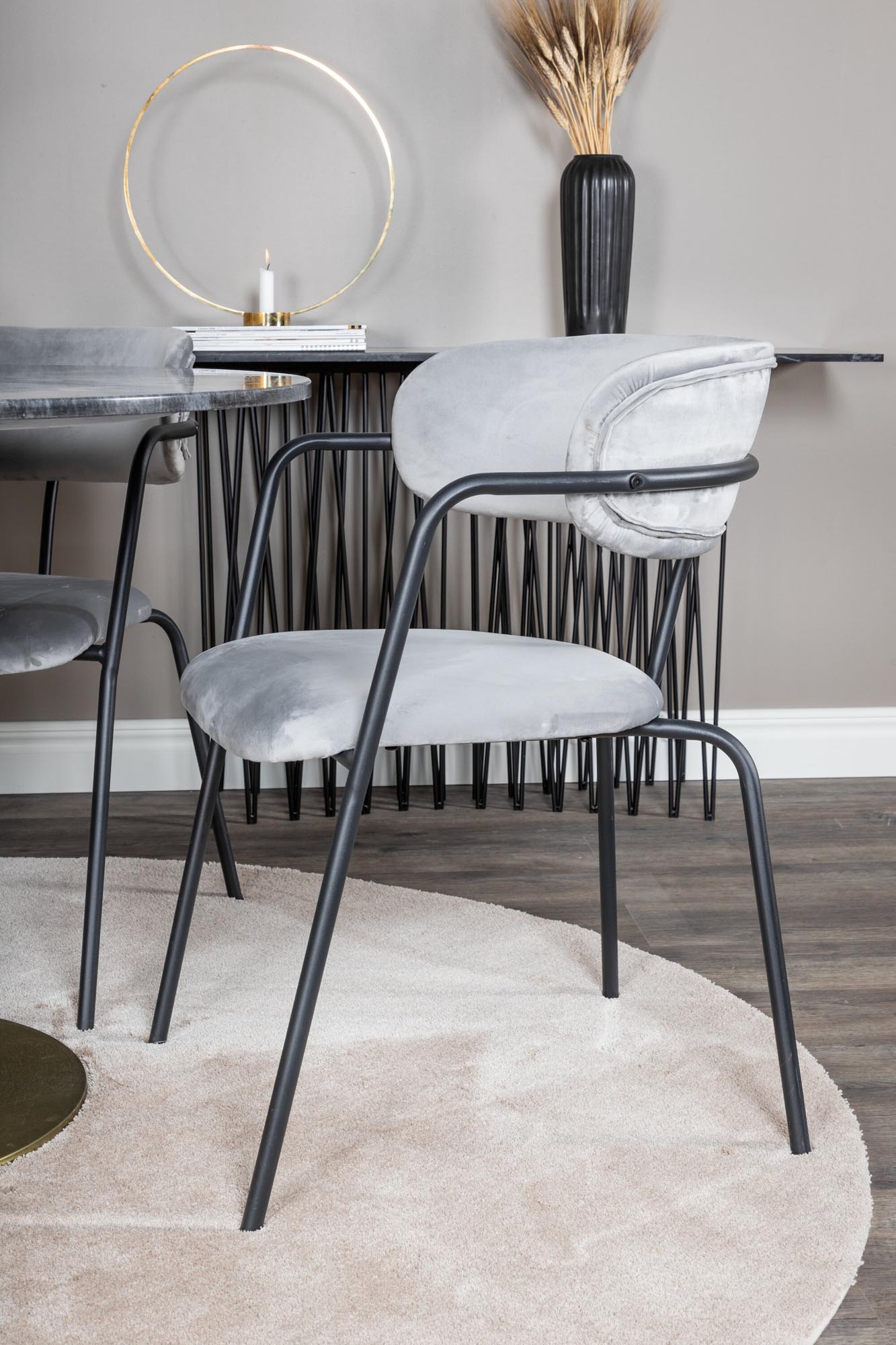 Estelle Esszimmerset + Arrow ⌀106cm/4St. in Schwarzgrau präsentiert im Onlineshop von KAQTU Design AG. Esszimmerset ist von Venture Home