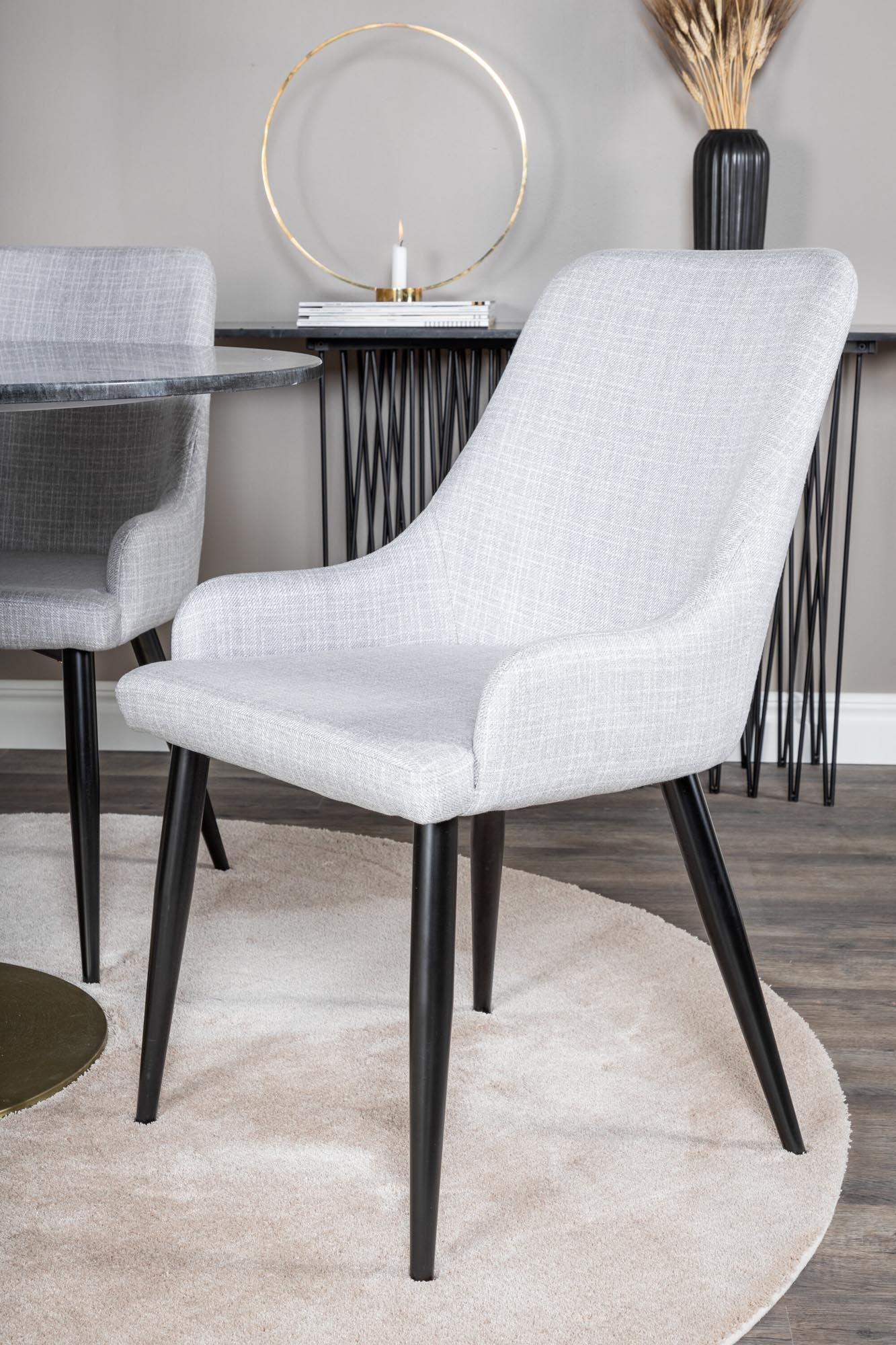 Estelle Esszimmerset + Plaza ⌀106cm/4St. in Weiss / Schwarz / Gold präsentiert im Onlineshop von KAQTU Design AG. Esszimmerset ist von Venture Home
