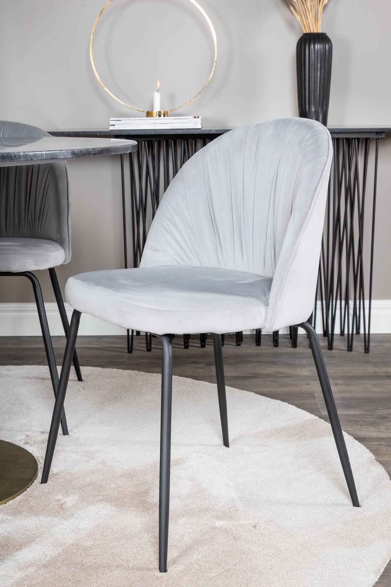 Estelle Esszimmerset + Wrinkles ⌀106cm/4St. in Schwarzgrau präsentiert im Onlineshop von KAQTU Design AG. Esszimmerset ist von Venture Home