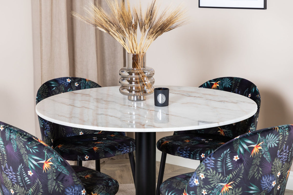 Esszimmertisch Estelle mit weisser Marmorplatte und Stahlgestell, dazu Samtstühle der Velvet-Serie mit schwarz pulverbeschichtetem Gestell