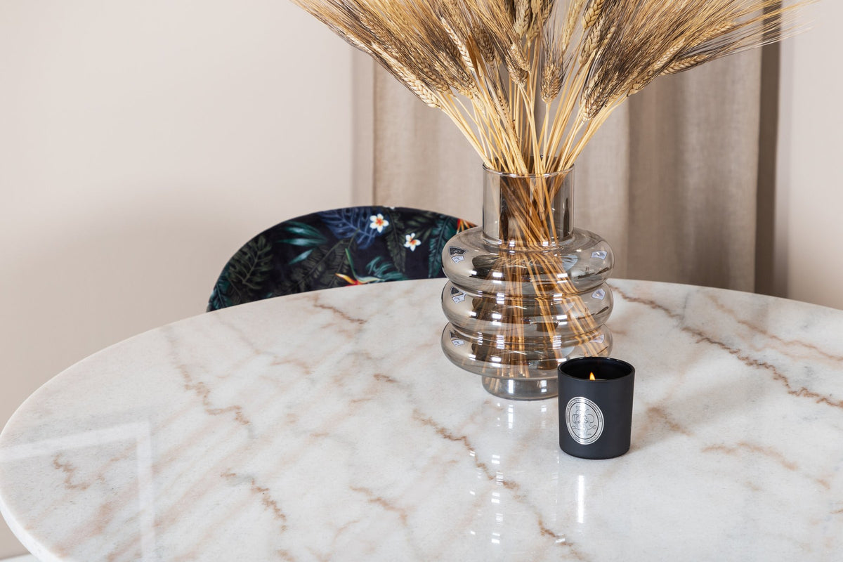Esszimmertisch Estelle mit weisser Marmorplatte und Stahlgestell, dazu Samtstühle der Velvet-Serie mit schwarz pulverbeschichtetem Gestell