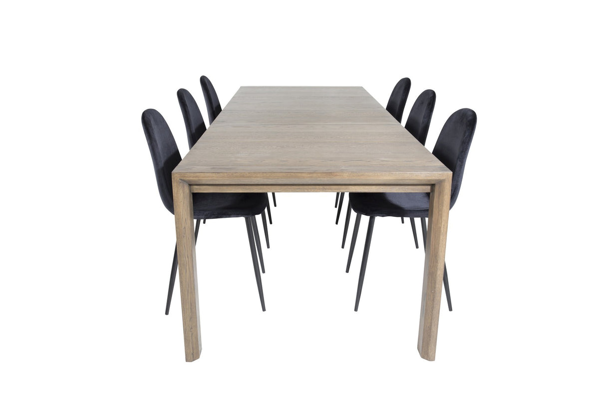 Rechteckiger Esstisch aus Eiche in Natur mit ausziehbarer Platte, dazu zwei schwarze Esszimmerstühle mit gepolsterter Sitzfläche von Venture Home.