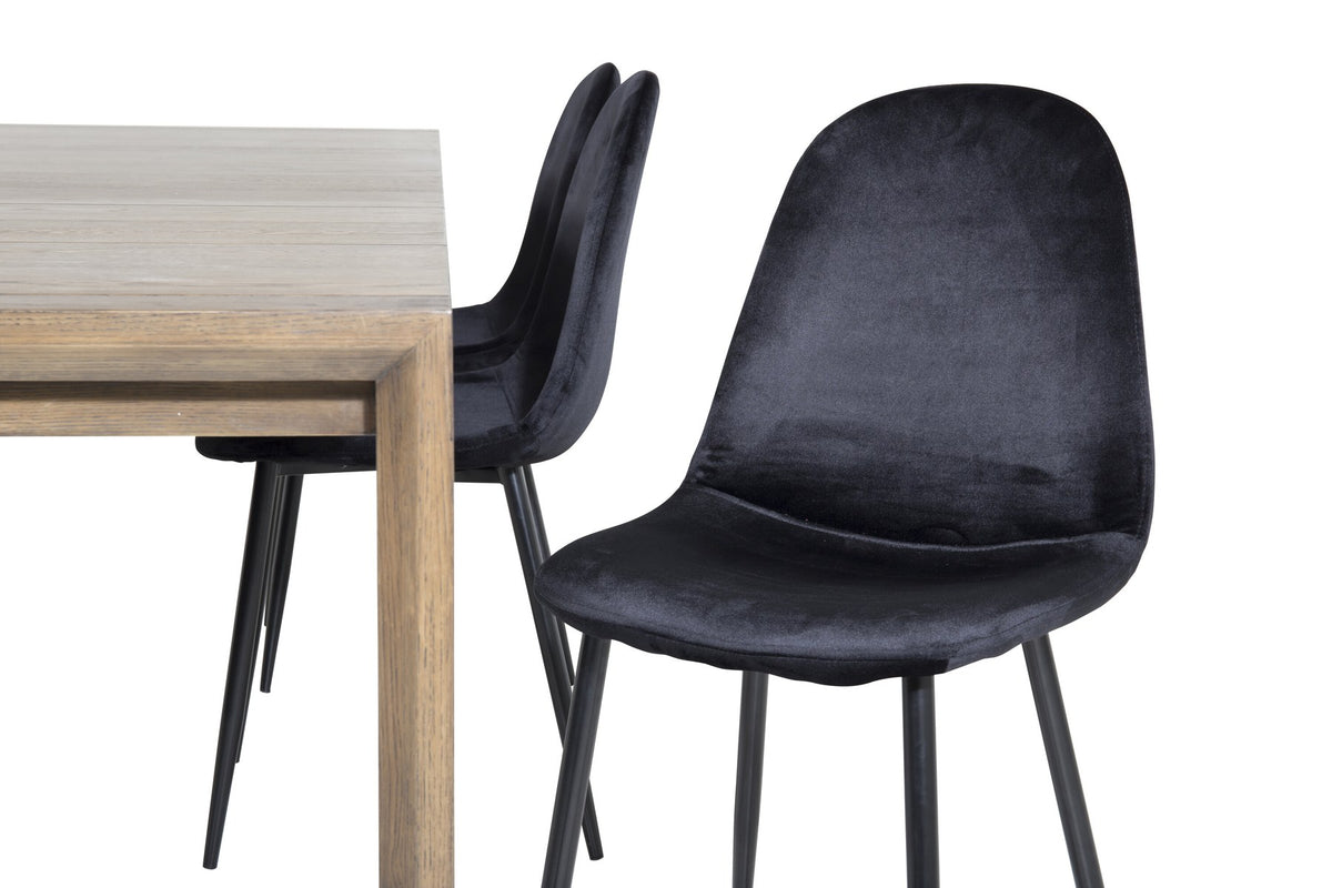 Rechteckiger Esstisch aus Eiche in Natur mit ausziehbarer Platte, dazu zwei schwarze Esszimmerstühle mit gepolsterter Sitzfläche von Venture Home.