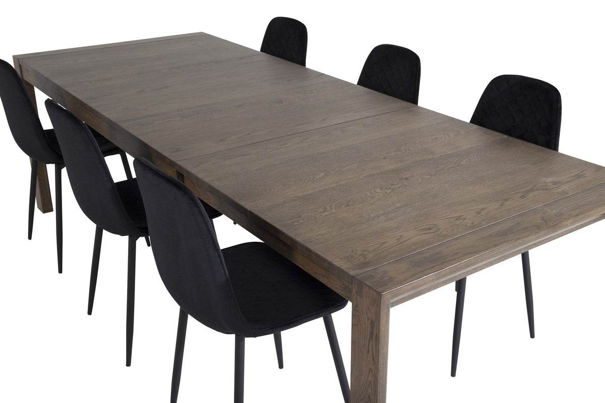Rechteckiger Esstisch aus Eiche in Natur mit ausziehbarer Platte, dazu zwei schwarze Esszimmerstühle mit gepolsterter Sitzfläche von Venture Home.