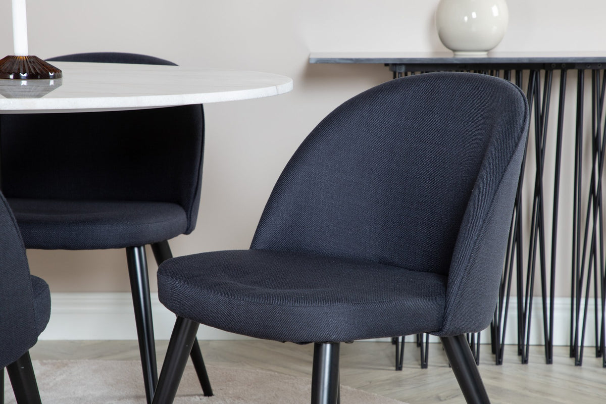 Esszimmertisch Estelle mit weisser Marmorplatte und Stahlgestell, dazu Samtstühle der Velvet-Serie mit schwarz pulverbeschichtetem Gestell