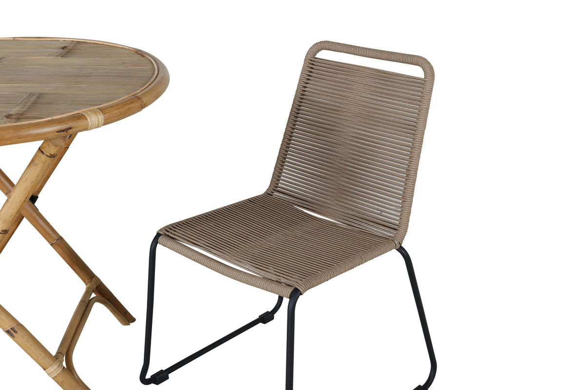 Runder Cafétisch aus Bambus mit Stahlbeinen in Natur, daneben zwei stapelbare Stühle aus Bambus und Rattan in Braun, Gartentischset.