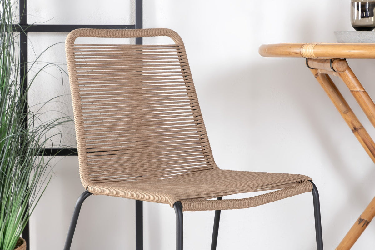 Runder Cafétisch aus Bambus mit Stahlbeinen in Natur, daneben zwei stapelbare Stühle aus Bambus und Rattan in Braun, Gartentischset.